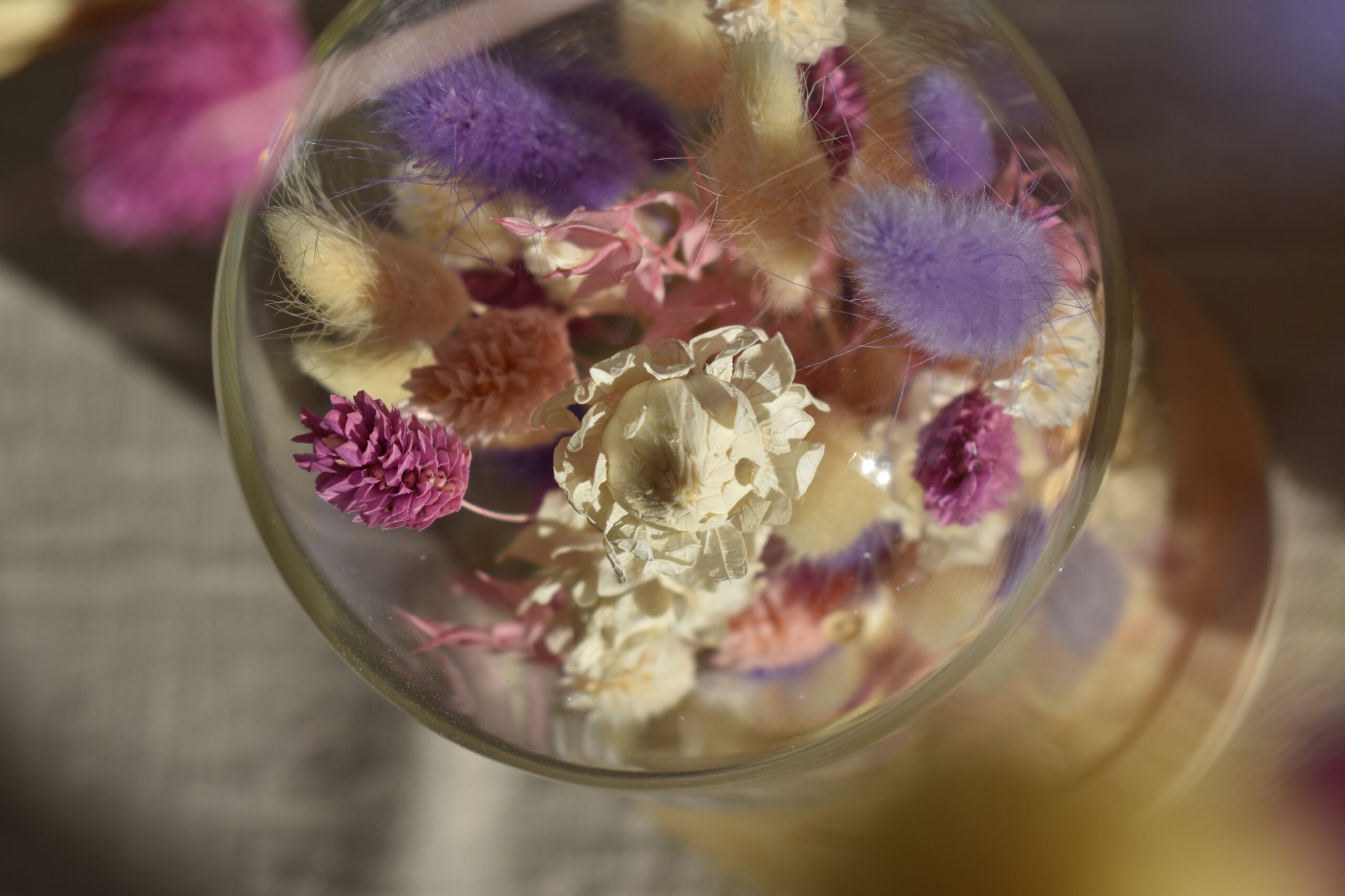 Różowo-białe kwiaty w kopule - obrazek 3